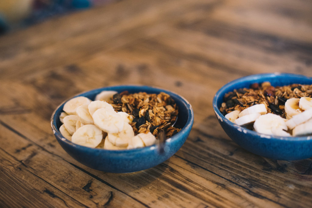 Holy Granola Kater. Porridge mit Honig-Nuss-Granola, Bananen und Ahornsirup