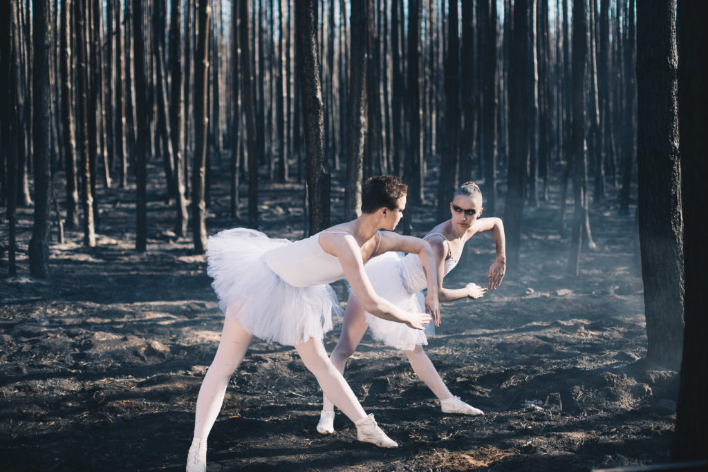Balletttänzerinnen im Wald für einen Musik-Video Dreh