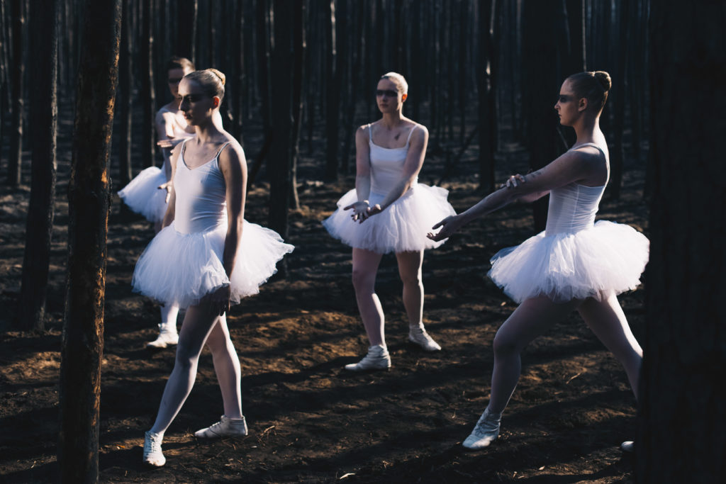 Balletttänzerinnen im Wald für einen Musik-Video Dreh